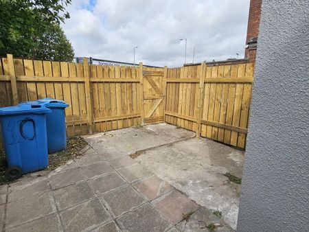 2 bedroom end of terrace house to rent - Photo 4