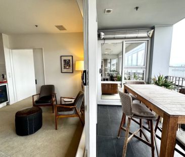 Penthouse-level living with space, flexibility and harbour views - Photo 2