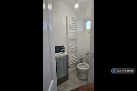 4 bedroom end of terrace house to rent - Photo 2