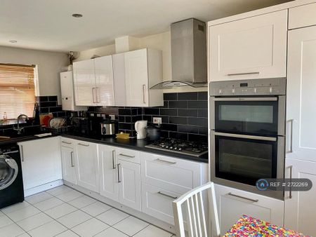 1 bedroom in a house share to rent - Photo 4