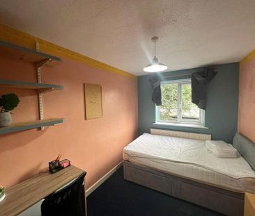 4 bedroom terraced house to rent - Photo 4