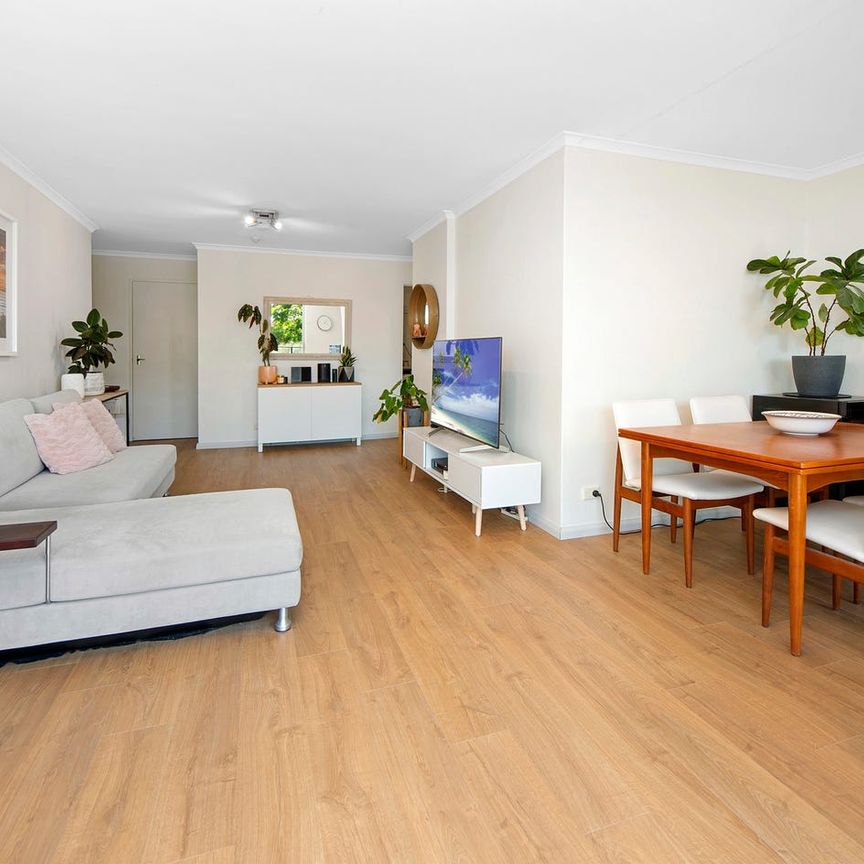 Bright Two Bedroom Apartment with Spectacular Views - Photo 1