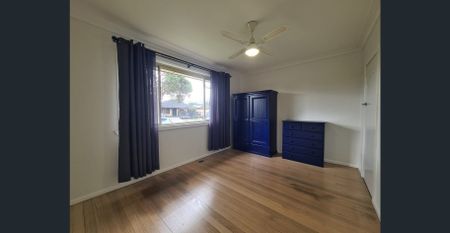 Magnificently renovated 3 bedroom residence in prime location. - Photo 3