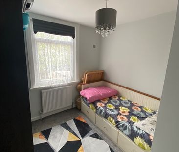 Room in a Shared House, Buntingbridge Road, IG2 - Photo 2