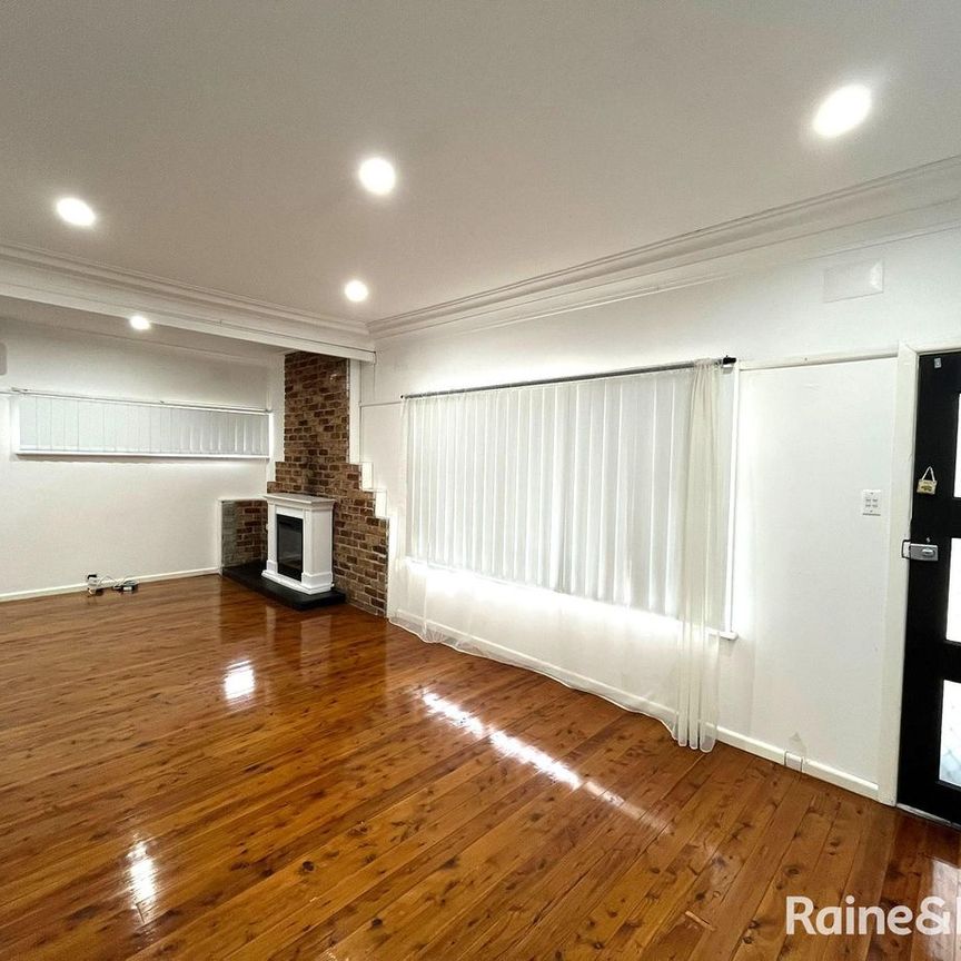 CHARMING THREE BEDROOM HOME IN MACQUARIE FIELDS! CLOSE TO STATION! - Photo 1