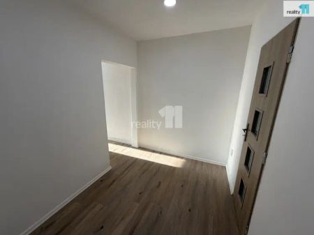 Pronájem bytu 2+1 s balkonem v České Lípě na Slovance - Photo 2