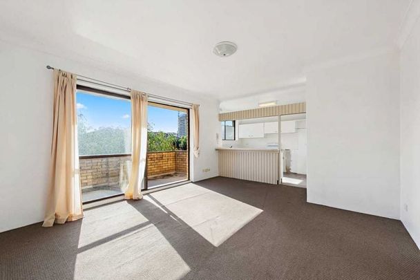 Sunny Two-Bedroom Apartment in Prime Location - Photo 1
