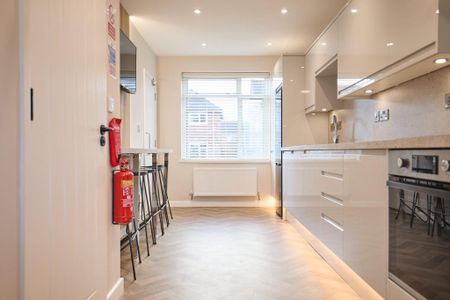 5 bedroom semi-detached house to rent - Photo 3