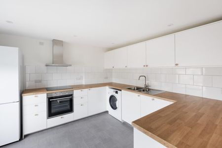 3 Bed Flat - Photo 5