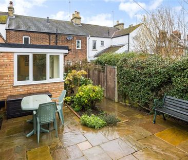 A delightful, modernised two/ three bedroom cottage in the heart of... - Photo 3