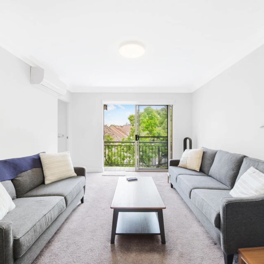 Dual Level Spacious Apartment In Convenient Location - Photo 1