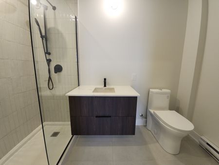 Condo semi-meublé neuf de 2 chambres à coucher et 2 salles de bains. - Photo 4