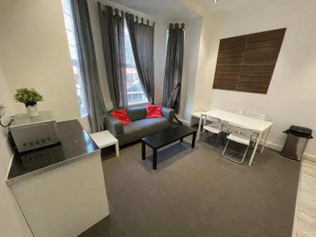 1 bedroom in a house share to rent - Photo 2