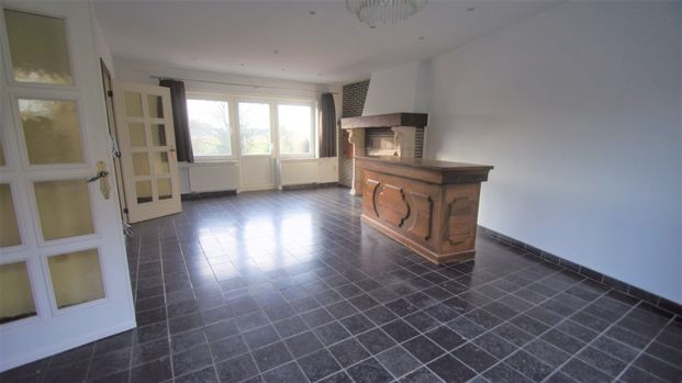 Mooi gelegen woning met tuin/terras, 2 slpks en garage - Photo 1