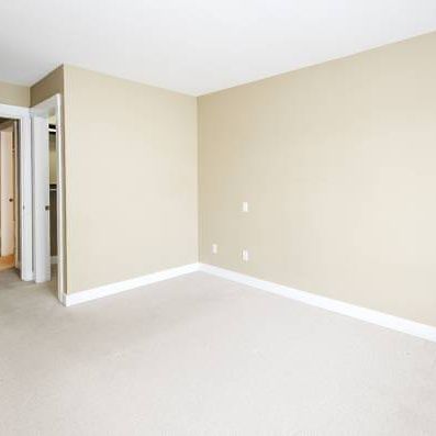 Beautiful 2 Bed 1.5 bath Townhouse Avail. Now - Photo 4