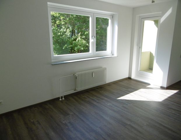 Großzügiges Wohnzimmer und eleganter Design-Bodenbelag in den Räumen - Foto 1