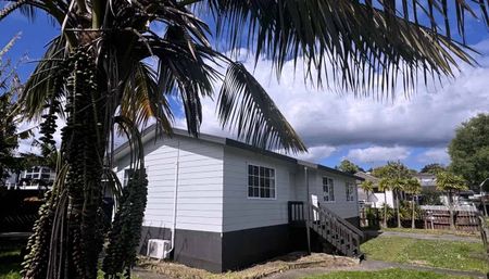 HOME IN MASSEY - Photo 4
