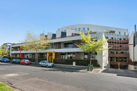 Bright and Spacious Elsternwick Apartment with Solar Power & Battery System - Photo 4