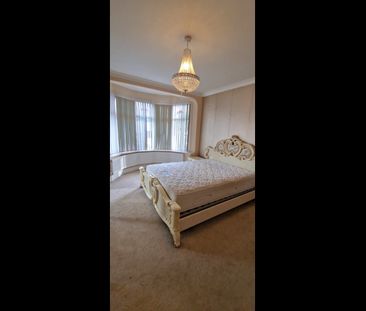 3 Bed Terraced House, Dawlish Drive, IG3 - Photo 4