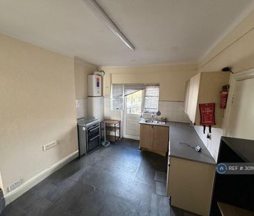 3 bedroom flat to rent - Photo 3