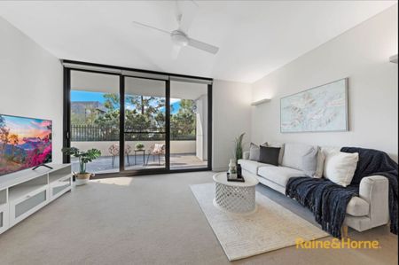 Prestigious Location Luxury Villa-like Garden Apartment - Photo 2