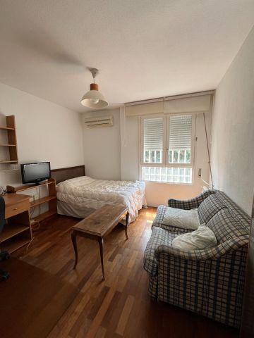 Chalet adosado con jardín privado, piscina y pista de tenis en Las Rozas - Photo 4