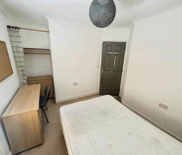 4 bedroom end of terrace house to rent - Photo 4
