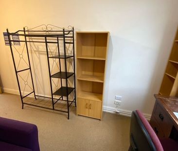 Centrally located boarding house room - Photo 1