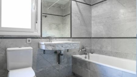 Room in a shared 4-bedroom apartment for rent in Numancia, bills included. - Photo 2