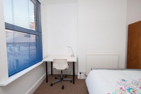 1 bedroom in a house share to rent - Photo 3