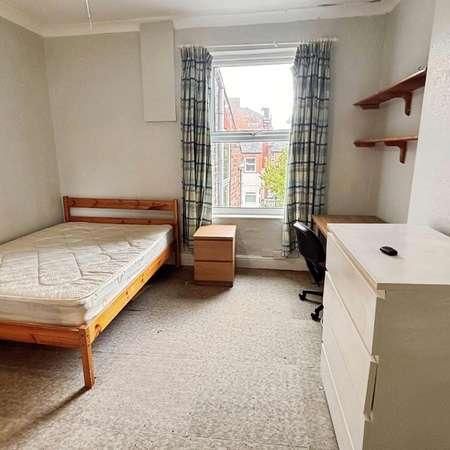 Gedling Grove, NG7 - Photo 1