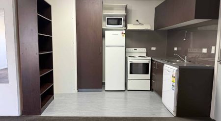 Spacious 4-Bedroom Apartment – Perfect for Young Professionals or Students - Photo 2