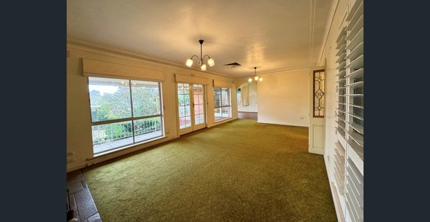 Beautiful 3 Bedroom Home in Prime Location! - Photo 1