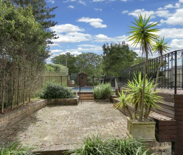 Spacious Family Home in Leafy Castlecrag - Photo 2