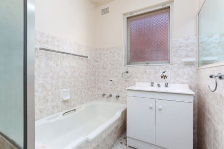 Spacious Two-Bedroom Apartment in the Heart of Monterey - Photo 4