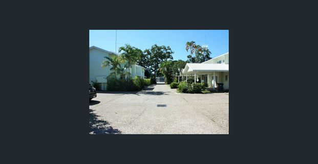 2 BEDROOM TOWNHOUSE CLOSE TO STOCKLAND SHOPPING CENTRE - Photo 1