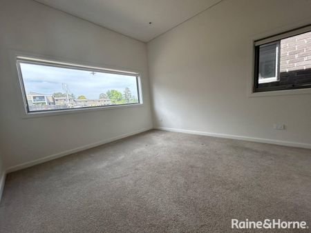 Luxury Townhouse Living - Prime Location with Modern Comforts - Photo 5