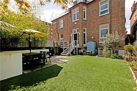 Stunning family home located on a quiet street with a well proportioned garden - Photo 5