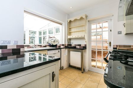 3 bedroom semi-detached to rent Millmead Area, Guildford - Photo 5