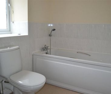 4 bedroom detached house to rent - Photo 2