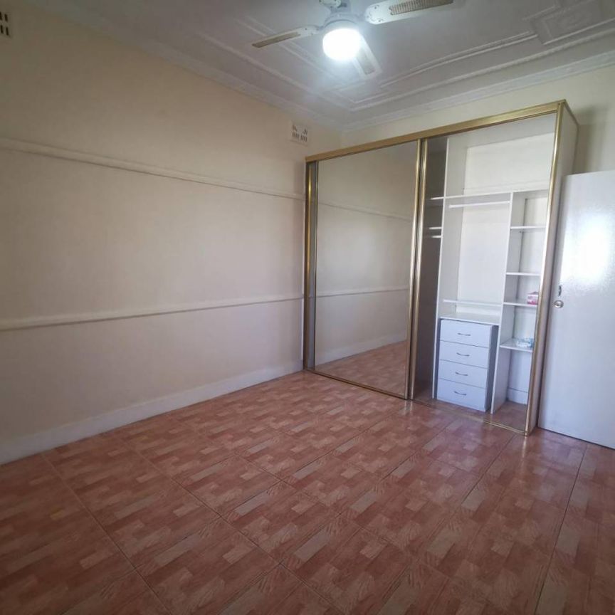 quiet street house with 2 bedrooms + 1 study room, 2 toilets, 1 bathroom, 1 shower room - Photo 1