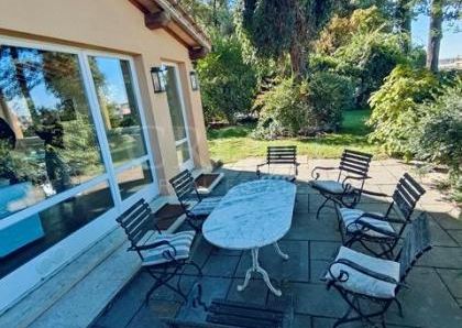 Center-Popolo: Spectacular Villino located in the center of Rome, in an exclusive private, secure park setting. Spacious living room, 4 bedrooms, 4 Baths, large panoramic terrace and gardens, parking. Ref #1910