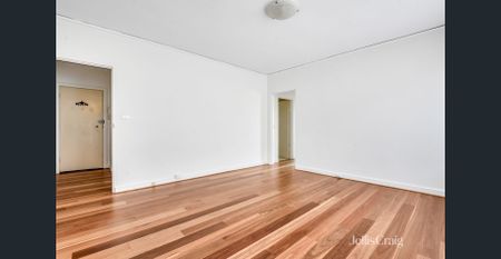 Two Bedroom Apartment with Private Parking and Access - Photo 3