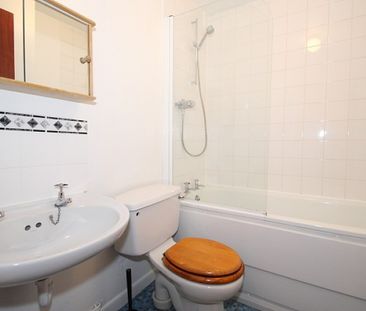 Calluna Court, Woking - Photo 5