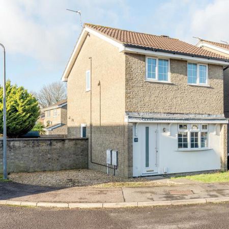 An immaculately presented detached home that has been refurbished to a very high standard and available immediately. - Photo 2