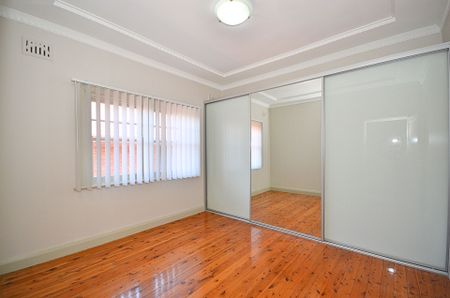 Renovated 3 Bedroom Family Home&excl;&excl; - Photo 3