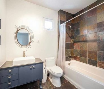 For Lease - 137 Denison Ave Avenue Unit# Big Bright Room 2nd Floor,... - Photo 3