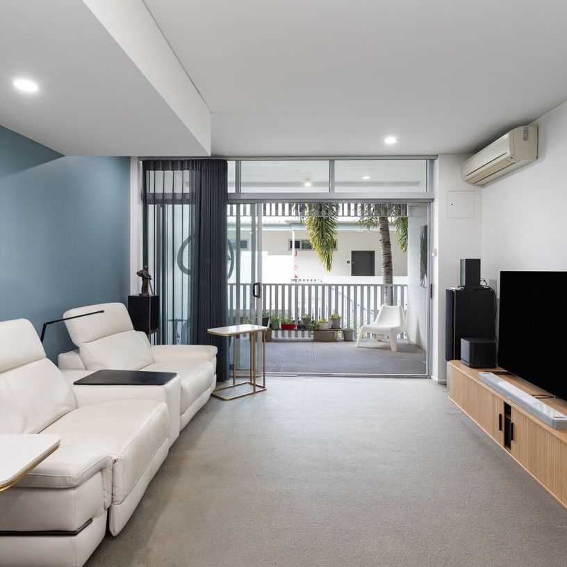 LARGE 2 Bed Unit | Just off James Street - Photo 1