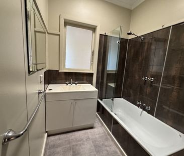 WEST END Lovely three bedroom home - Photo 3