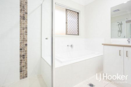 Modern 3 Bedroom Home Offering Family Lifestyle! - Photo 5